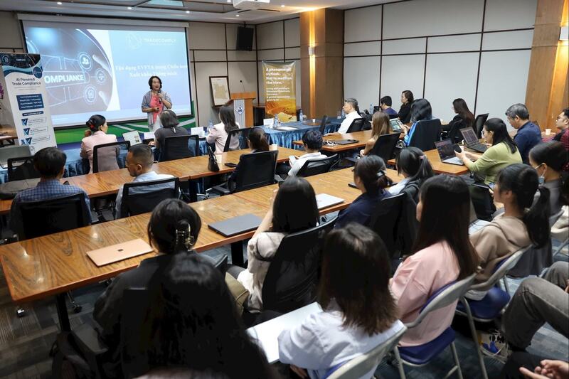 Bà Nguyễn Thị Phượng, Giám đốc điều hành Công ty TradeComply chia sẻ tại Hội thảo “Tuân thủ quy định thương mại xuất nhập khẩu theo EVFTA để tối ưu chi phí và tận dụng ưu đãi thuế”. Ảnh: Nguyễn Lê