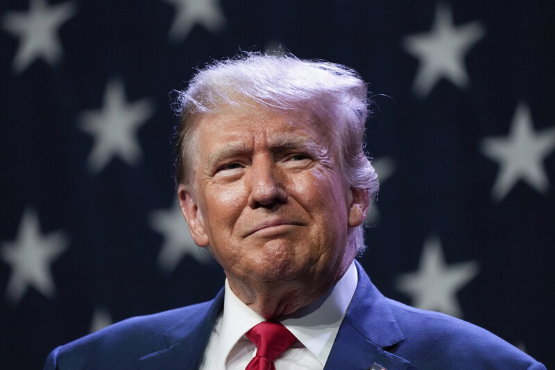 Tổng thống Mỹ Donald Trump đã ký sắc lệnh đã ký sắc lệnh hành pháp ngày 19/9 áp phí nộp đơn xin thị thực H-1B là 100.000 USD. Ảnh: AP.