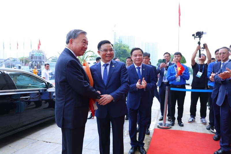 Bí thư Đảng ủy, Chủ tịch HĐTV Petrovietnam Lê Mạnh Hùng chào mừng Tổng Bí thư Tô Lâm đến dự Lễ khai mạc triển lãm.