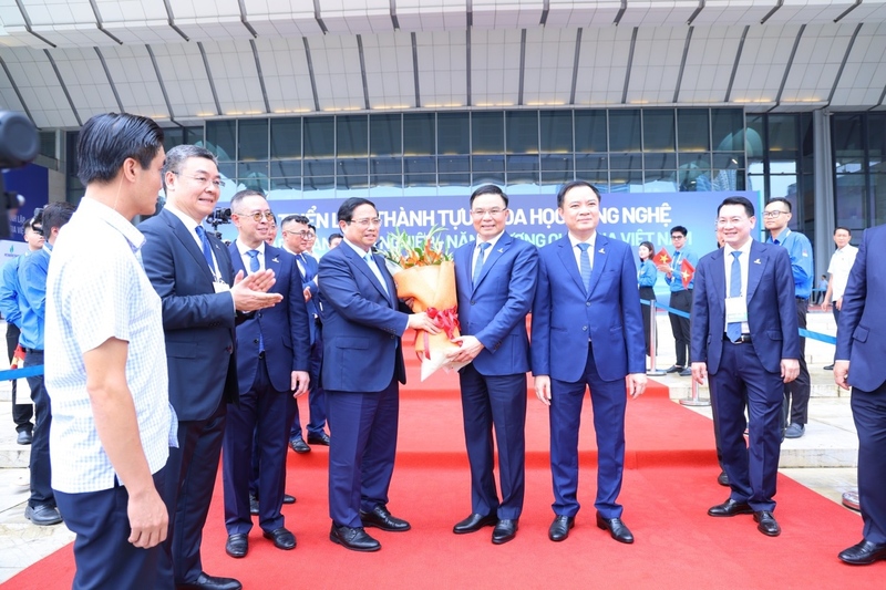 Chủ tịch HĐTV Petrovietnam Lê Mạnh Hùng, Tổng Giám đốc Petrovietnam Lê Ngọc Sơn và các đồng chí lãnh đạo Petrovietnam chào mừng Thủ tướng Chính phủ Phạm Minh Chính đến dự Lễ khai mạc triển lãm.