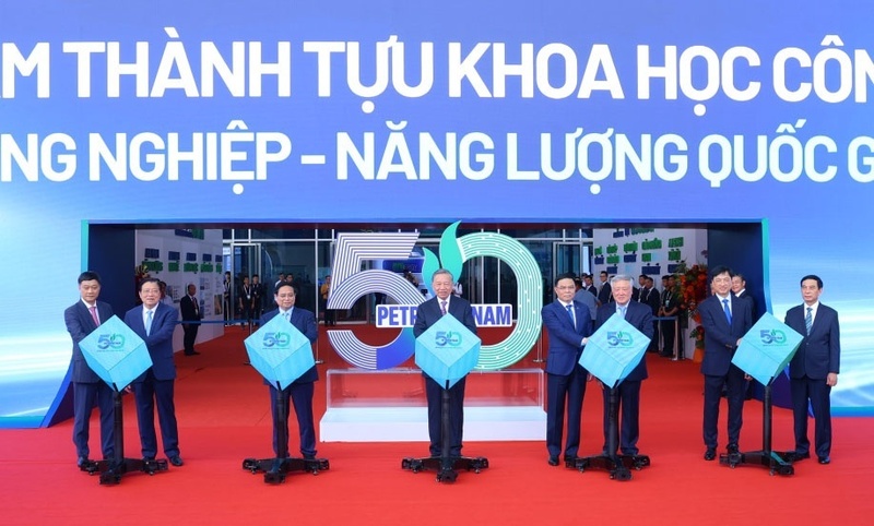 Tổng Bí thư Tô Lâm, Thủ tướng Phạm Minh Chính và các đồng chí lãnh đạo Đảng, Nhà nước, lãnh đạo Petrovietnam thực hiện nghi thức khai mạc triển lãm.