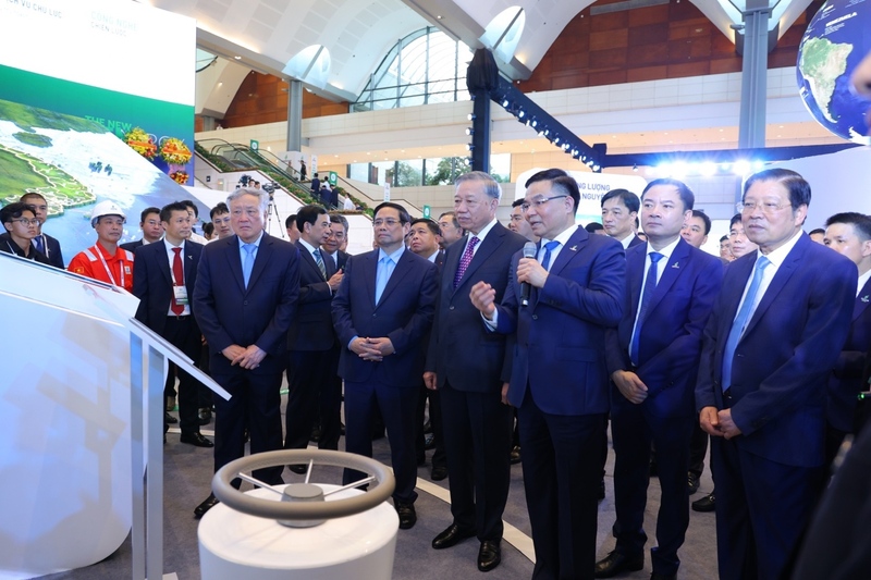 Chủ tịch Petrovietnam Lê Mạnh Hùng giới thiệu với Tổng Bí thư Tô Lâm, Thủ tướng Phạm Minh Chính và các đồng chí lãnh đạo Đảng, Nhà nước về các thành tựu khoa học, công nghệ của Petrovietnam.