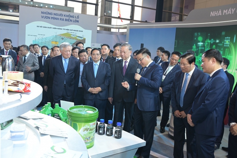 Chủ tịch Petrovietnam Lê Mạnh Hùng giới thiệu với Tổng Bí thư Tô Lâm, Thủ tướng Phạm Minh Chính và các đồng chí lãnh đạo Đảng, Nhà nước về các sản phẩm xăng dầu.