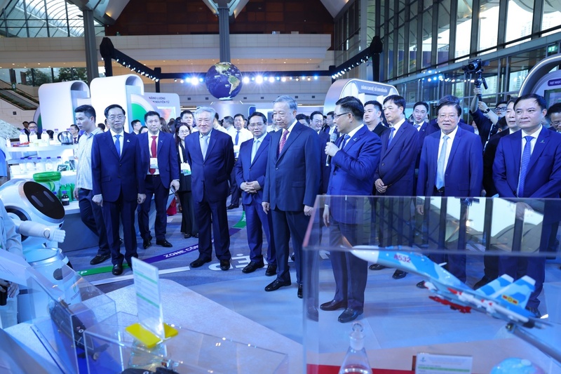 Chủ tịch Petrovietnam Lê Mạnh Hùng giới thiệu với Tổng Bí thư Tô Lâm, Thủ tướng Phạm Minh Chính và các đồng chí lãnh đạo Đảng, Nhà nước về các sản phẩm nhiên liệu đặc chủng quốc phòng.