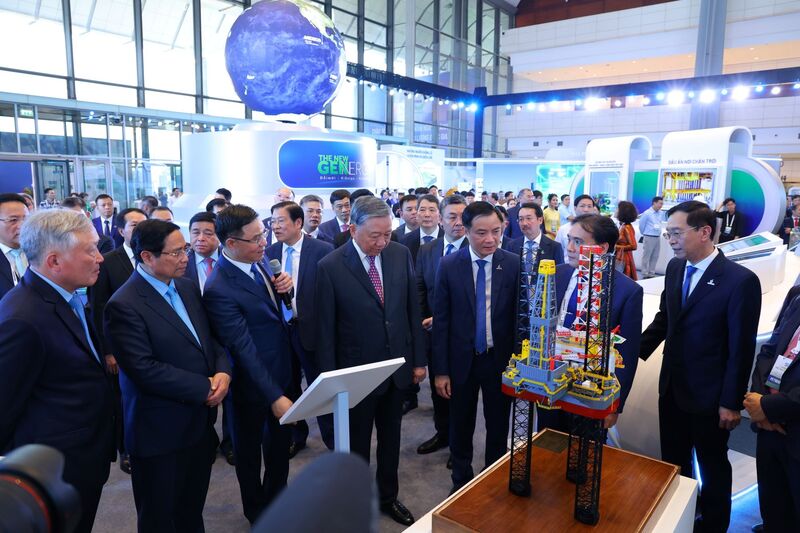 Chủ tịch Petrovietnam Lê Mạnh Hùng giới thiệu trước Tổng Bí thư Tô Lâm, Thủ tướng Chính phủ và lãnh đạo Đảng, Nhà nước về những thành tựu khoa học, công nghệ của Petrovietnam.