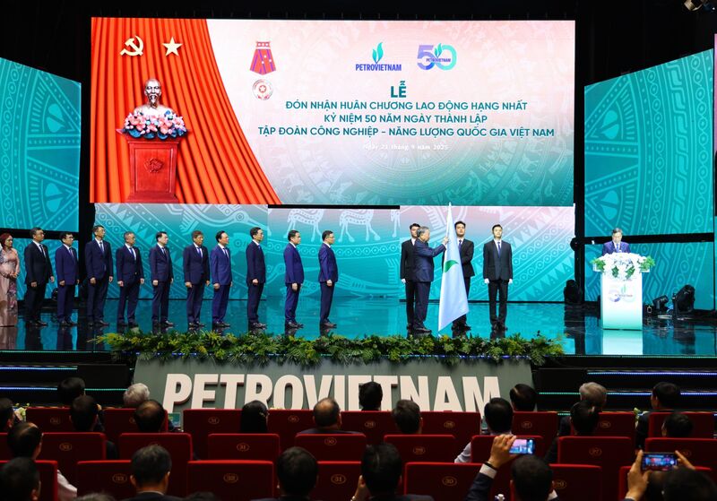 Tổng Bí thư Tô Lâm trao tặng Petrovietnam Huân chương Lao động hạng Nhất ghi nhận những thành tích đặc biệt xuất sắc của Petrovietnam đã đạt được trong thời gian qua.