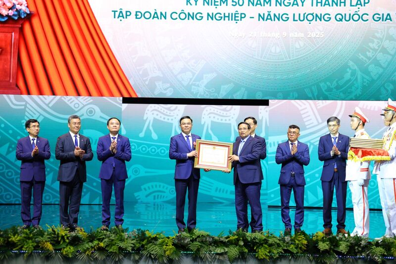 Thủ tướng Phạm Minh Chính trao tặng ông Lê Mạnh Hùng Huân chương Lao động hạng Nhất.