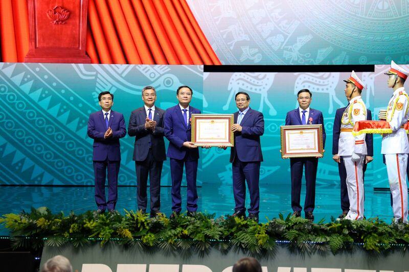 Thủ tướng Phạm Minh Chính trao tặng Huân chương Lao động hạng Nhì cho ông Lê Ngọc Sơn, Phó Bí thư, Tổng Giám đốc Petrovietnam.