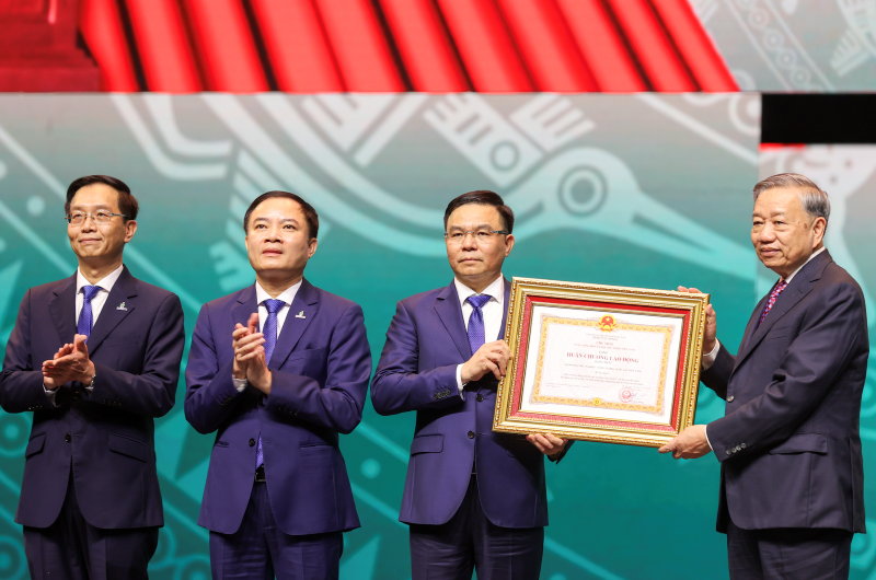 Tổng Bí thư thay mặt Đảng, Nhà nước trao Huân chương Lao động hạng Nhất cho Petrovietnam. Ảnh: PVN.