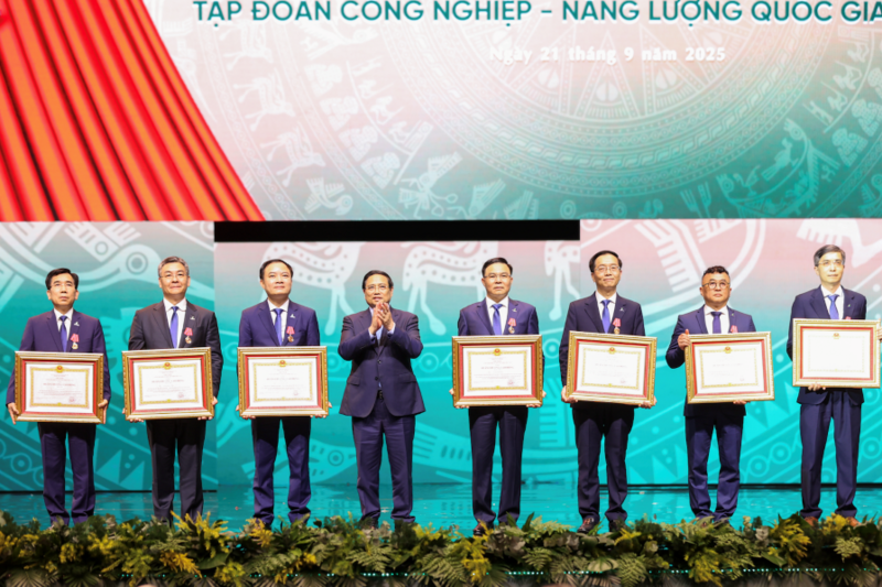 Thủ tướng trao Huân Chương Lao động hạng Nhất, hạng Nhì, hạng Ba cho một số lãnh đạo của Petrovietnam. Ảnh: PVN