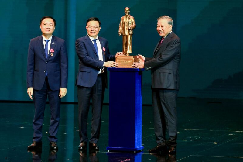 Tổng Bí thư Tô Lâm trao tặng Petrovietnam chân dung Chủ tịch Hồ Chí Minh.