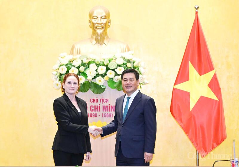 Bộ trưởng Nguyễn Hồng Diên và bà Caroline Beresford, tân Đại sứ New Zealand tại Việt Nam