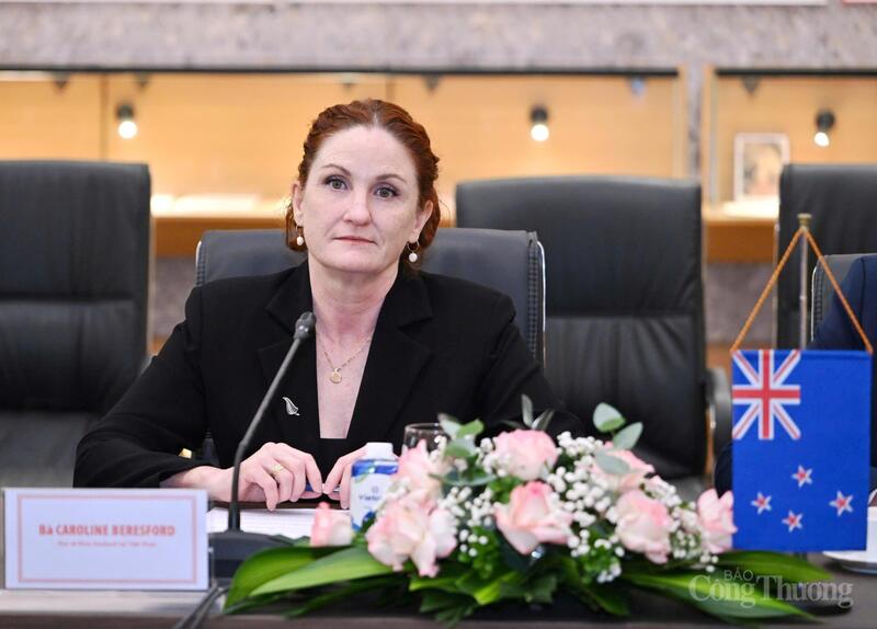 Đại sứ Caroline Beresford nhất trí với những ý kiến của Bộ trưởng Nguyễn Hồng Diên và chia sẻ các ưu tiên của Chính phủ New Zealand đối với Việt Nam.