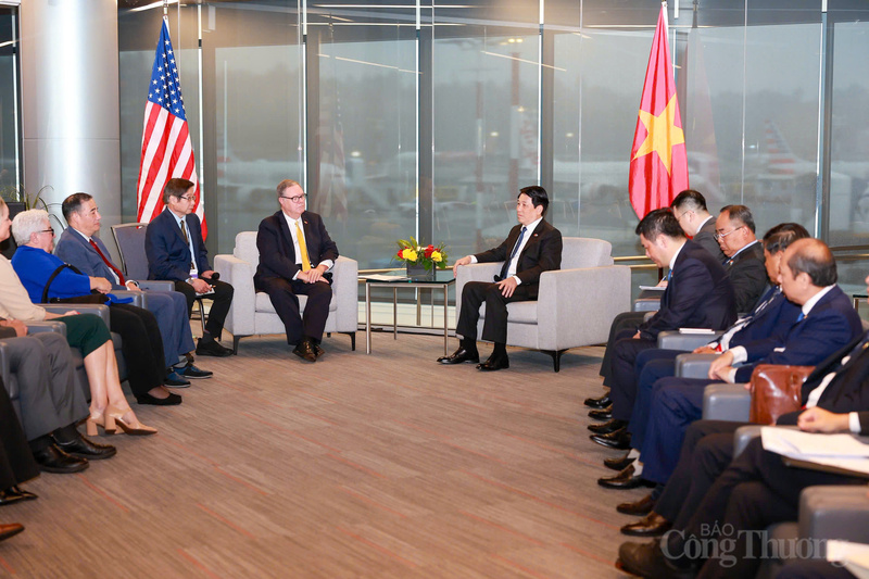 Chủ tịch nước Lương Cường tiếp Phó Thống đốc bang Washington Denny Heck. Ảnh: Nguyên Minh