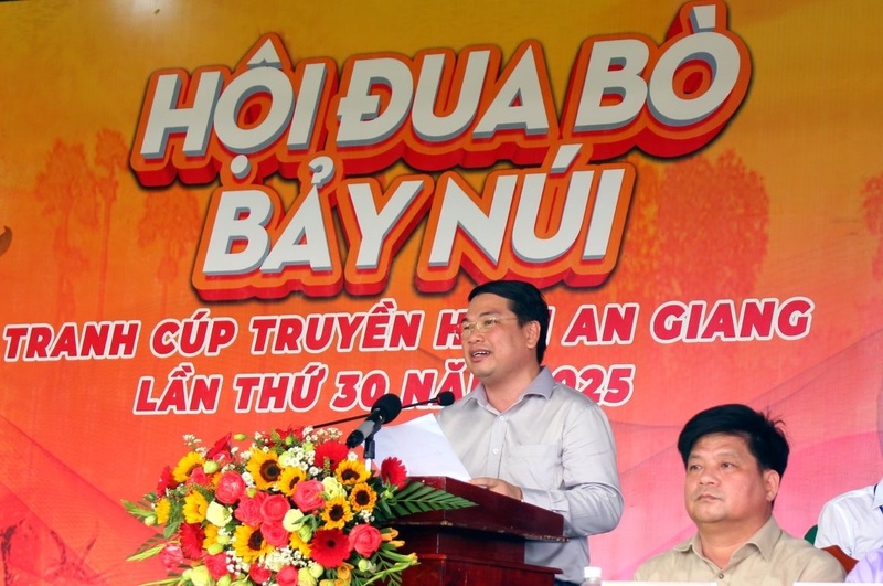 Ông Lê Trung Hồ, Phó Chủ tịch UBND tỉnh An Giang phát biểu khai mạc Hội đua bò Bảy Núi tranh Cúp Truyền hình An Giang - lần thứ 30 năm 2025