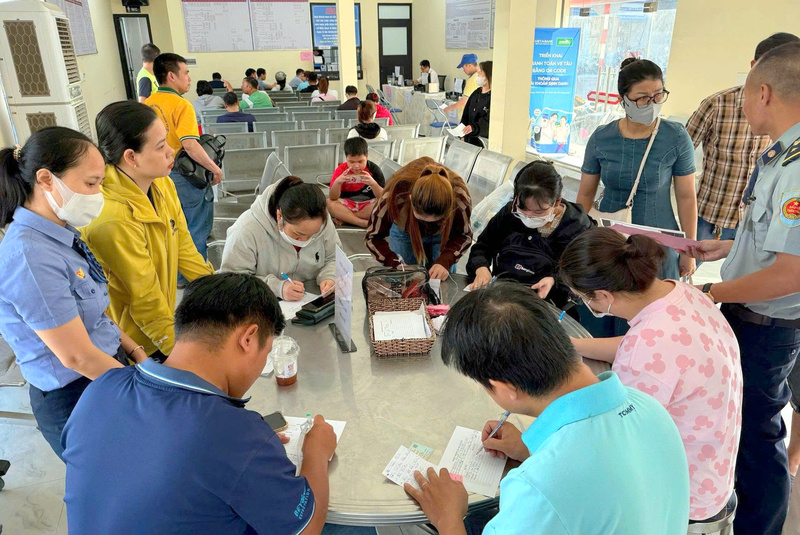Người dân trực tiếp đến ga Sài Gòn (TP. Hồ Chí Minh) mua vé tàuTết Bính Ngọ 2026. Ảnh: ĐSSG.