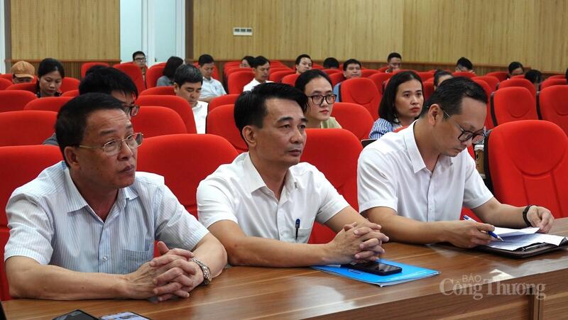 Các đại biểu tham dự hội thảo.