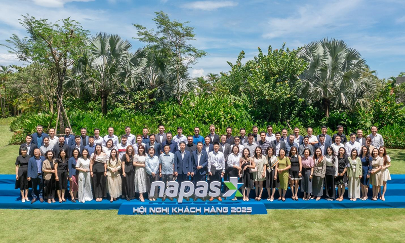 Ban lãnh đạo NAPAS và đại diện của hơn 40 đơn vị trung gian thanh toán tham dự Hội nghị khách hàng NAPAS 2025