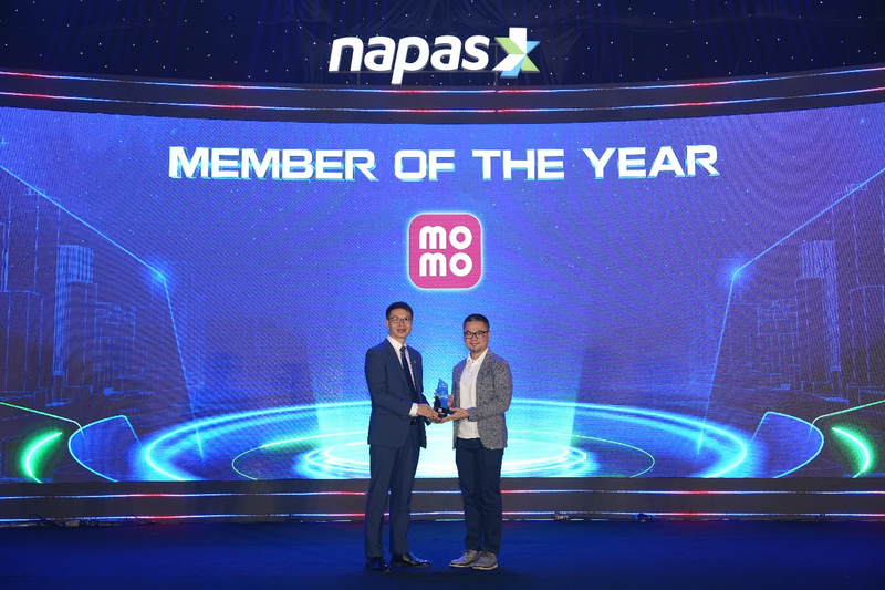 Đại diện MOMO lên nhận Giải “Member of the Year 2025” do NAPAS trao tặng