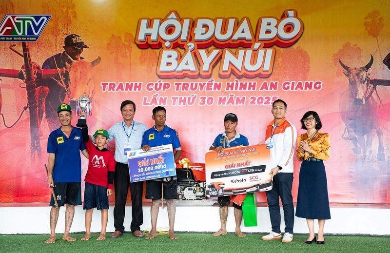 Phó Trưởng Ban Thường trực Ban Tổ chức Hội Đua bò Bảy Núi tranh cúp truyền hình An Giang lần thứ 30 năm 2025 Lê Văn Chuyển và Đại diện Nhà tài trợ chính Bình Điền trao Giải Nhất cho ông Chau Khon (xã Ba Chúc) – chủ nhân đôi bò đeo 09 xuất sắc về nhất Hội đua
