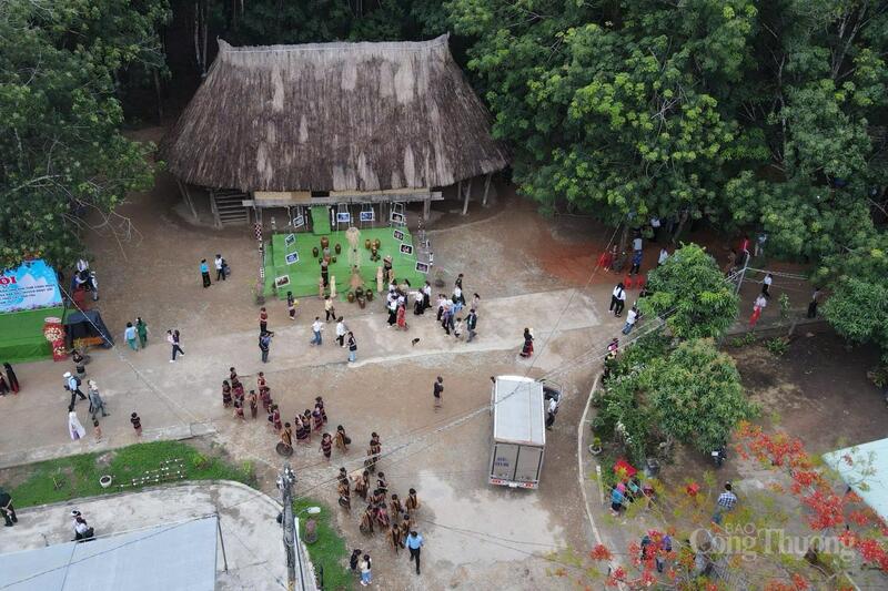 Làng Đăk Răng vẫn lưu giữ được kiến trúc nhà truyền thống cùng nhiều phong tục, tập quán đặc sắc