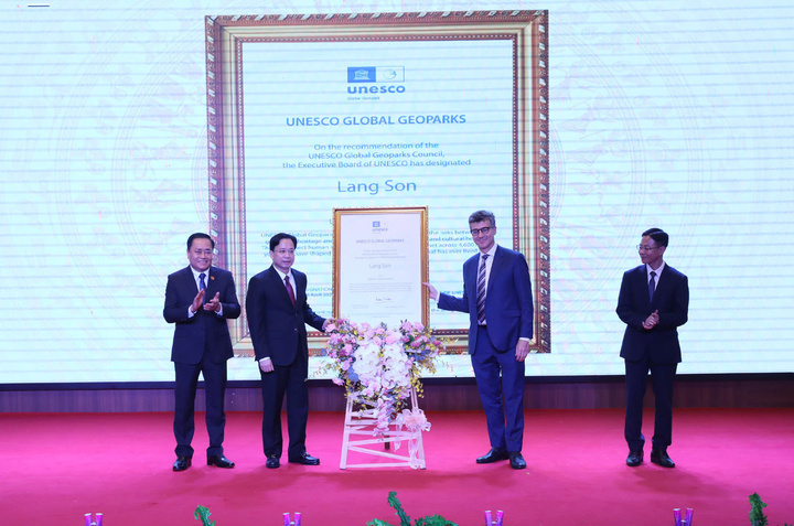 Ông Jonathan Wallace Baker, Trưởng Đại diện Tổ chức Giáo dục, Khoa học và Văn hóa của Liên hợp quốc (UNESCO) trao Bằng công nhận Công viên địa chất toàn cầu UNESCO Lạng Sơn cho lãnh đạo tỉnh Lạng Sơn vào ngày 28/6/2025