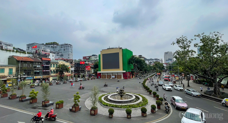 Với mong muốn mở rộng không gian công cộng và trả lại vẻ đẹp vốn có cho Hồ Gươm, Hà Nội đã và đang thực hiện nhiều dự án chỉnh trang, trong đó nổi bật là việc di dời, phá dỡ các công trình cũ. Điển hình là việc phá bỏ tòa nhà "Hàm Cá Mập" ở số 7 Đinh Tiên Hoàng để mở rộng Quảng trường Đông Kinh Nghĩa Thục.