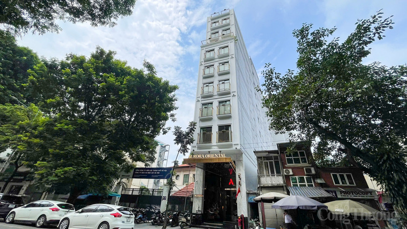 Một khách sạn trên mặt tiền phố Lý Thái Tổ, được xây dựng từ năm 2019 và mới đưa vào hoạt động từ đầu tháng 4 năm nay, cũng thuộc diện phải di dời.