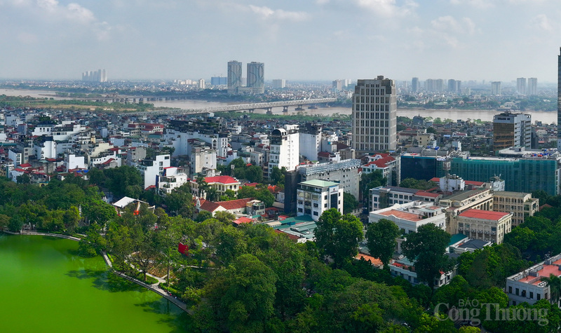 Dự án quảng trường - công viên phía Đông hồ Hoàn Kiếm có tổng diện tích khoảng 2,14ha, phía Tây giáp hồ Hoàn Kiếm và đường Đinh Tiên Hoàng; phía Bắc giáp khu dân cư hiện có; phía Đông giáp phố Lý Thái Tổ; phía Nam giáp phố Trần Nguyên Hãn.