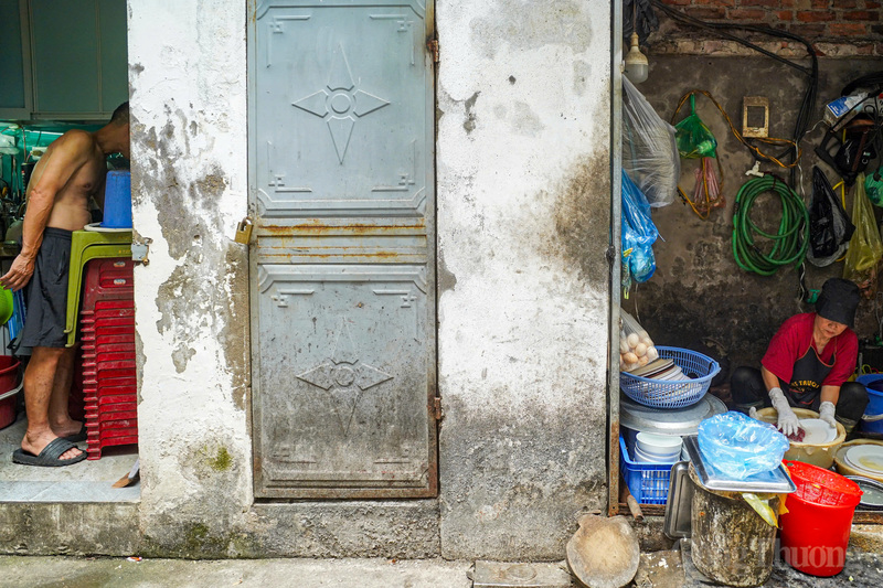 Nơi đây là chỗ ở của hàng chục hộ dân qua nhiều thế hệ, tất cả cùng chung một lối đi hẹp chỉ rộng hơn 1m. Khu vực tập trung nhiều công trình xuống cấp nghiêm trọng, tường phủ đầy rêu mốc, không gian ẩm thấp và thiếu ánh sáng.
