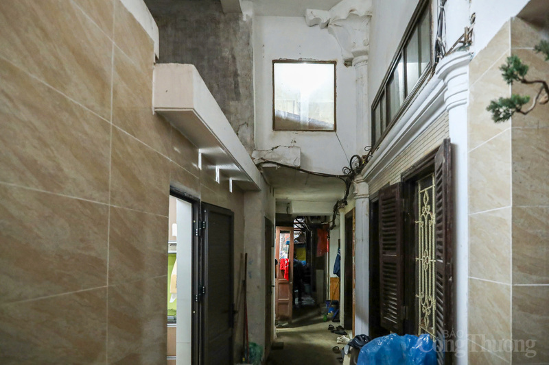 Suốt nhiều năm qua, người dân phải sinh sống trong những căn nhà chỉ vỏn vẹn hơn chục m², chật hẹp và xuống cấp, nằm san sát nhau.