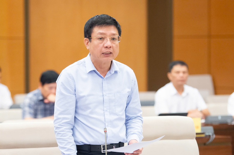 Thứ trưởng Bộ Tài chính Hồ Sỹ Hùng trình bày tờ trình.