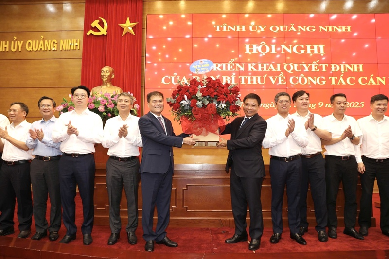Lãnh đạo Bộ Tài chính tặng hoa chúc mừng tân Phó Bí thư Tỉnh ủy Quảng Ninh. Ảnh: Thanh Tùng