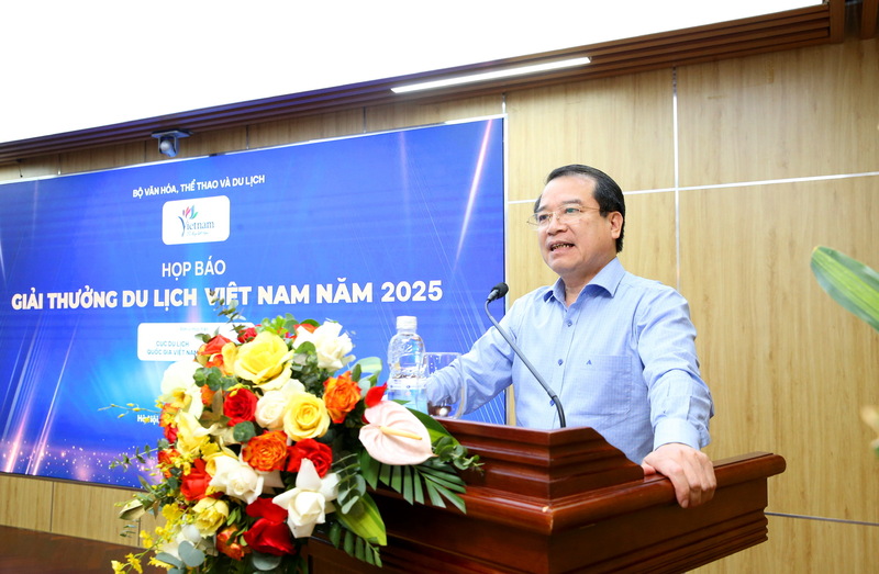 Ông Hà Văn Siêu - Phó Cục trưởng Cục Du lịch Quốc gia Việt Nam phát biểu tại họp báo. Ảnh: Trần Huấn
