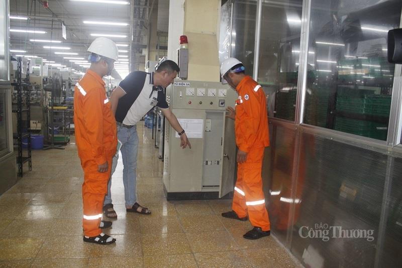 Công nhân EVNNPC hướng dẫn Công ty TNHH nghiên cứu kỹ thuật R Việt Nam (Phú Thọ) sử dụng điện an toàn, tiết kiệm.