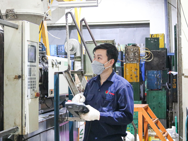 Sản xuất tại Công ty TNHH Nhựa Việt Hưng. Ảnh: Bích Vân