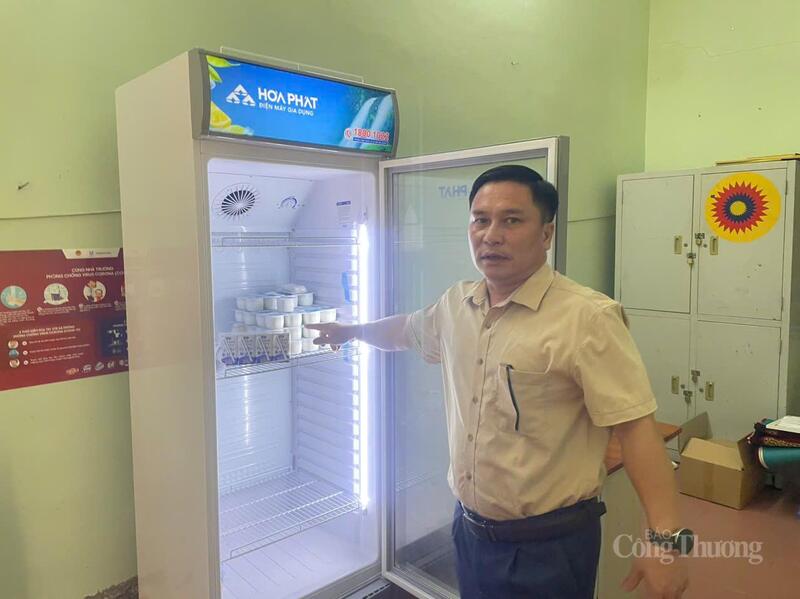 Ông Nguyễn Thế Cường, Hiệu trưởng Trường Tiểu học Ngọc Tảo giới thiệu quy trình bảo quản sữa tại trường học.