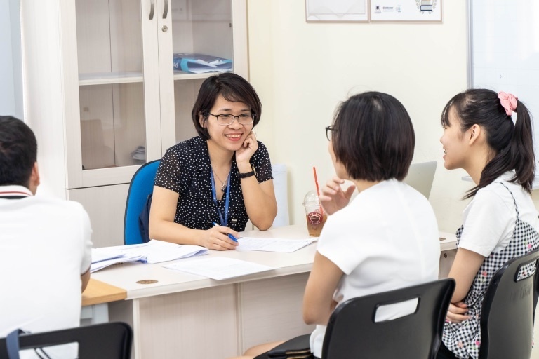 Thông tư mới của Bộ GDĐT tháo gỡ khó khăn trong triển khai, hướng tới hỗ trợ toàn diện cho học sinh về học tập, tâm lí và kỹ năng xã hội. Ảnh: Báo Chính phủ