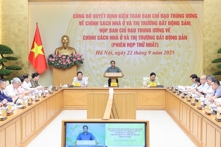 Thủ tướng Phạm Minh Chính, Trưởng Ban Chỉ đạo Trung ương về chính sách nhà ở và thị trường bất động sản, chủ trì hội nghị công bố quyết định kiện toàn Ban Chỉ đạo và phiên họp thứ nhất của Ban Chỉ đạo - Ảnh: VGP/Nhật Bắc