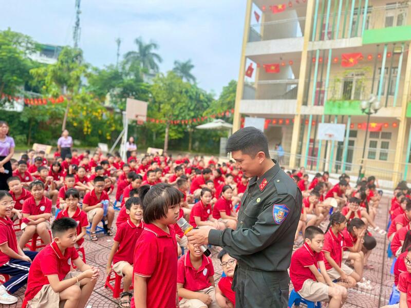 Các em hào hứng tham gia trả lời tại buổi tuyên truyền.