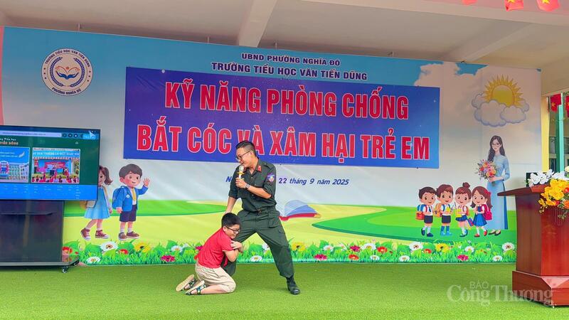 Học sinh thực hành trước các tình huống chiến sĩ cảnh sát cơ động đặt ra.