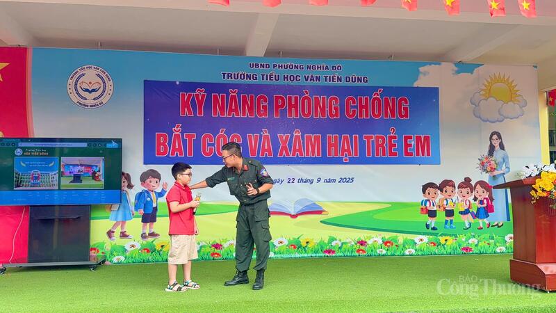 Cán bộ Cảnh sát Cơ động hướng dẫn học sinh kỹ năng xử lý tình huống nguy hiểm.