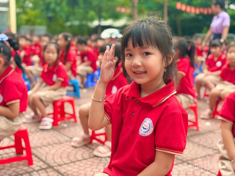 Học sinh hào hứng tham gia buổi tuyên truyền.