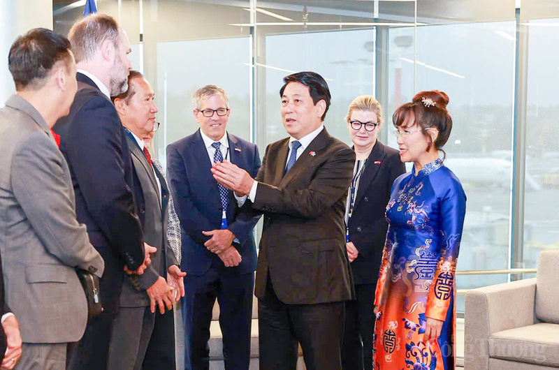 Chủ tịch nước Lương Cường gặp gỡ, trao đổi với các đại diện của Boeing ngay tại buổi làm việc.
