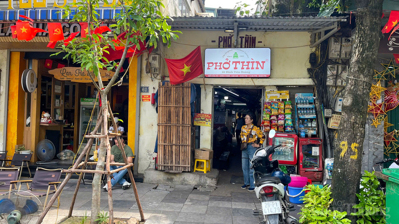 Tại số 61 Đinh Tiên Hoàng, con ngõ chưa đầy 1m là lối đi chung của gần 20 hộ dân, nơi những ngôi nhà chật hẹp, ẩm thấp và đã xuống cấp nhiều năm.