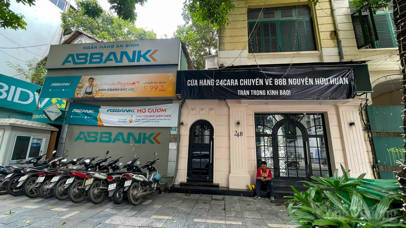Một số mặt bằng kinh doanh và trụ sở ngân hàng trong khu vực phải di dời để nhường chỗ cho dự án quảng trường phía đông Hồ Gươm đã đóng cửa, treo biển thông báo chuyển địa điểm.