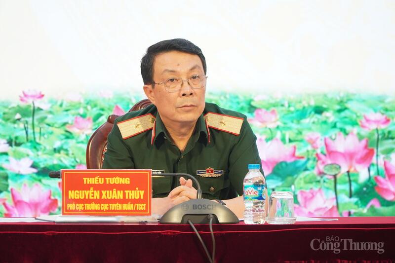 Thiếu tướng Nguyễn Xuân Thủy chủ trì buổi họp báo.