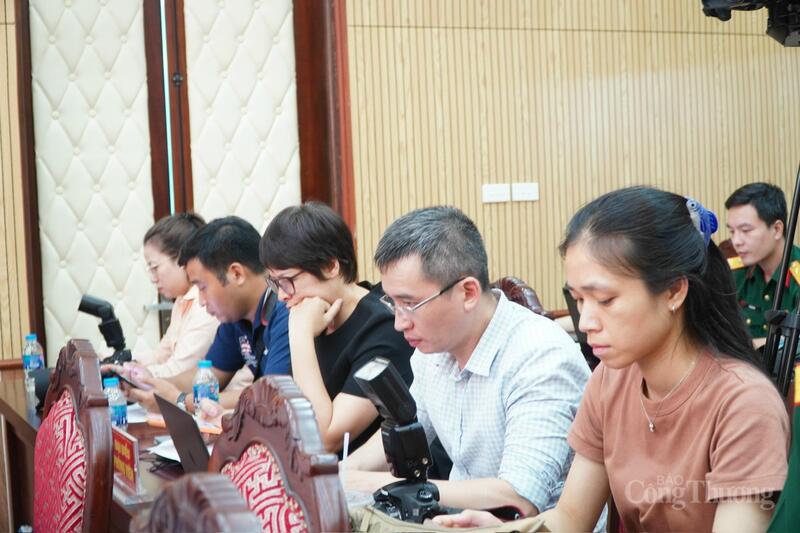 Đông đảo phóng viên báo chí trong và ngoài quân đội dự buổi họp báo.