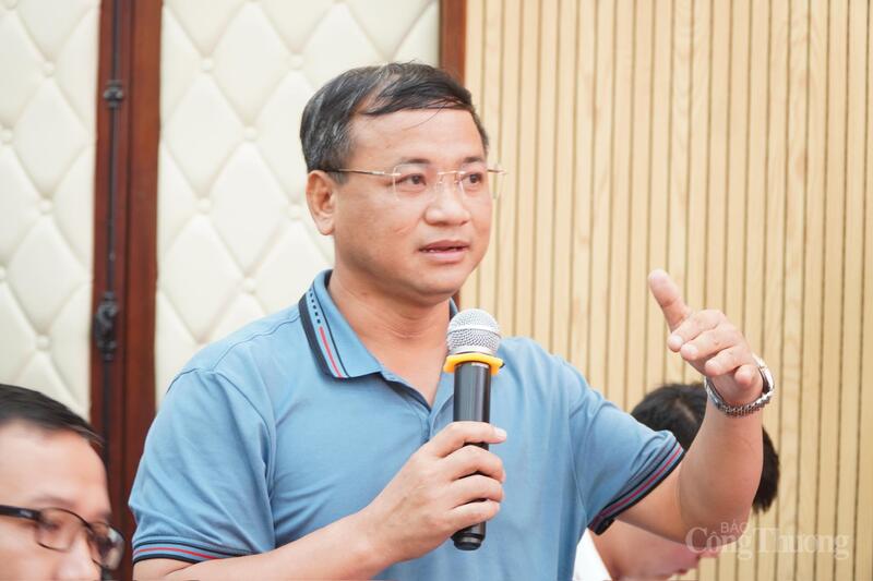 Các phóng viên đặt câu hỏi tại buổi họp báo.