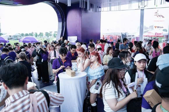 Booth TPBank trở thành điểm “check-in” hot nhất concert.